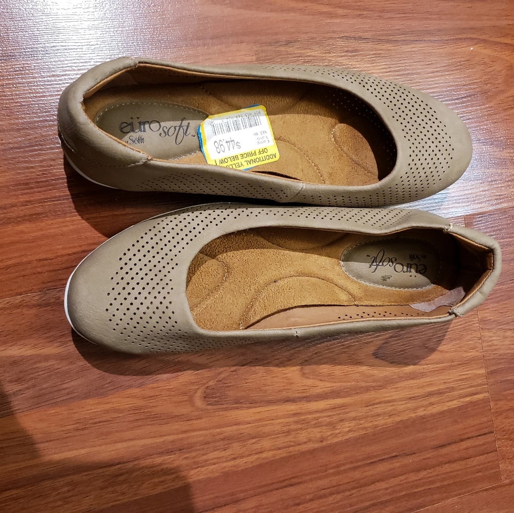 Like NEW- Eurosoft tan microsuede slip on sneaker shoes size 6.5 medium